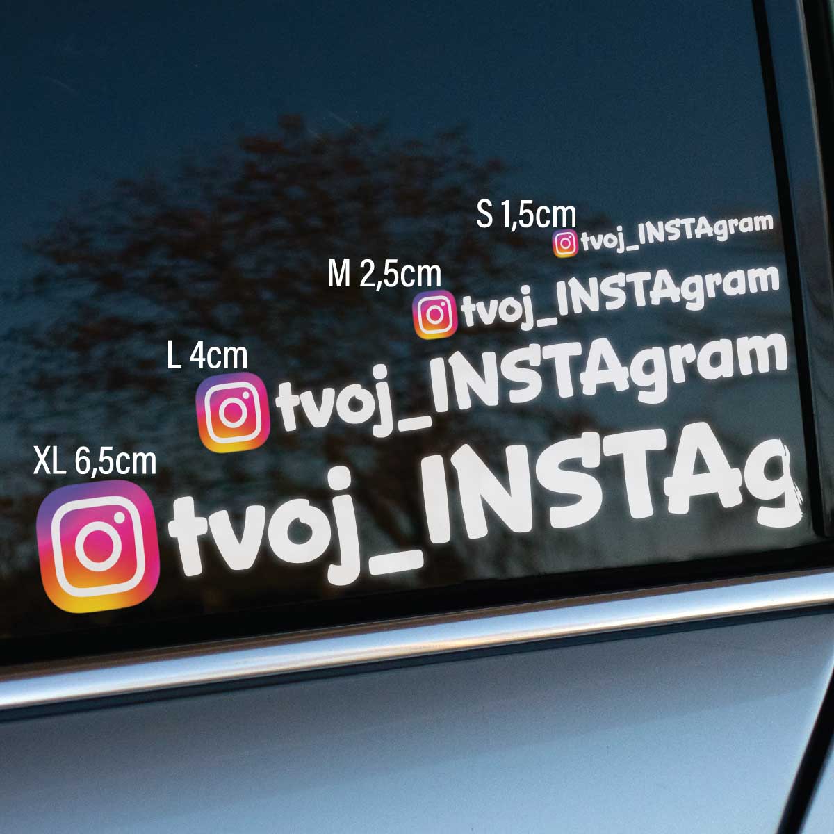 Plotrovaná nálepka s textom účtu a tlačeným farebným logom Instagramu, dostupná v štyroch veľkostiach S, M, L a XL.